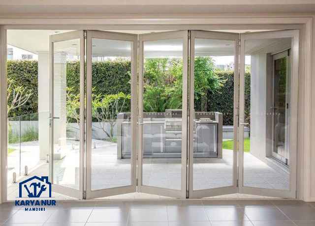 Tukang aluminium kaca Kendal spesialis pintu lipat, bikin ruangan super lega