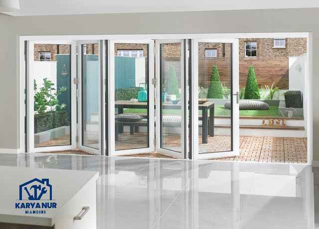 Tukang aluminium kaca Kendal spesialis pintu lipat, bikin ruangan super lega